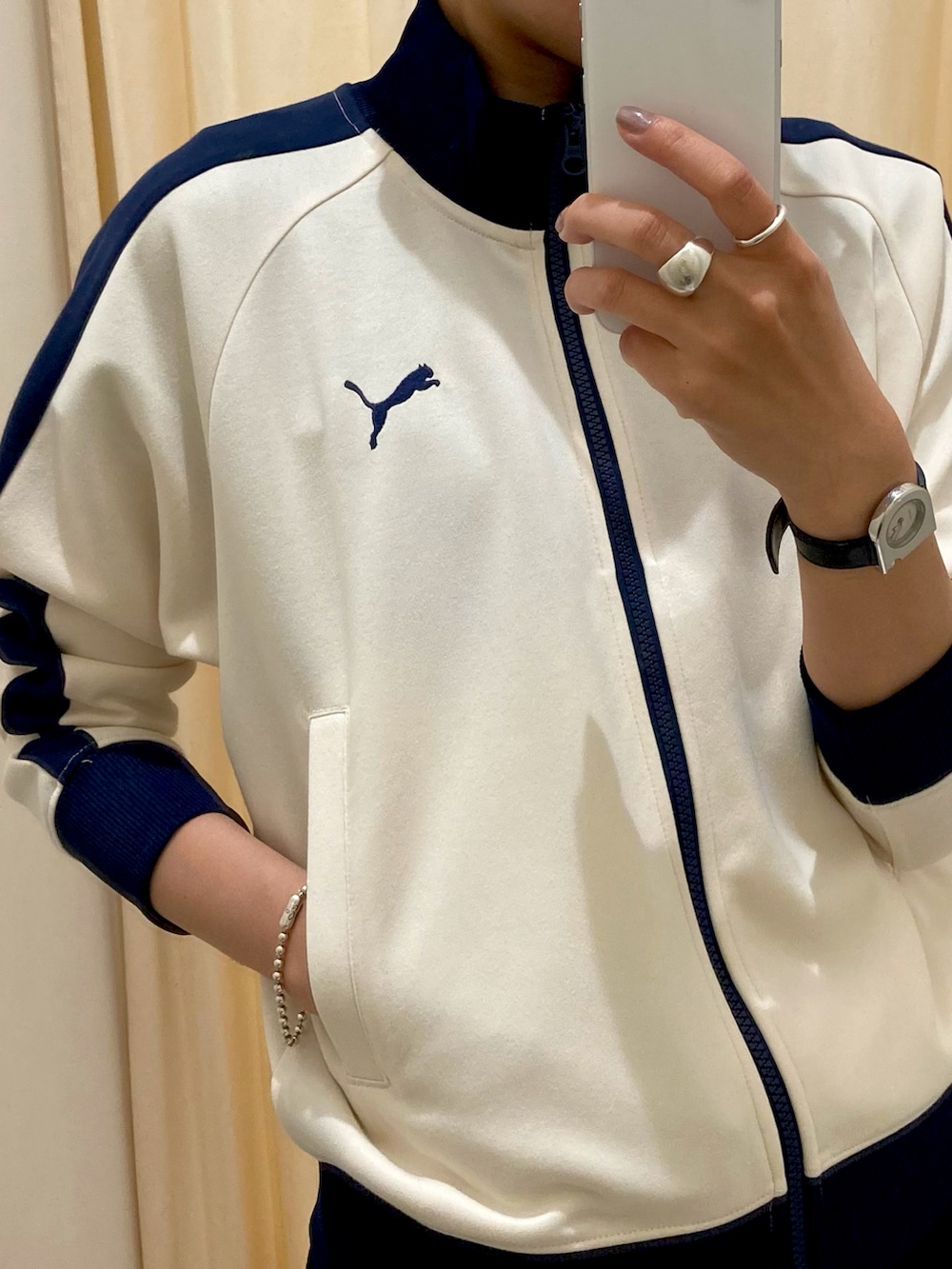 「オトナカジュアル、ハーフパンツ、トラックジャケット、ジャージ、アーバンリサーチドアーズ」｜「PUMAの『別注』PUMA×DOORS　T7 TRACK JACKET（その他アウター、ホワイト系）」を使った、おおしまゆなさん（レディース・162cm）の春コーディネートの2枚目の写真