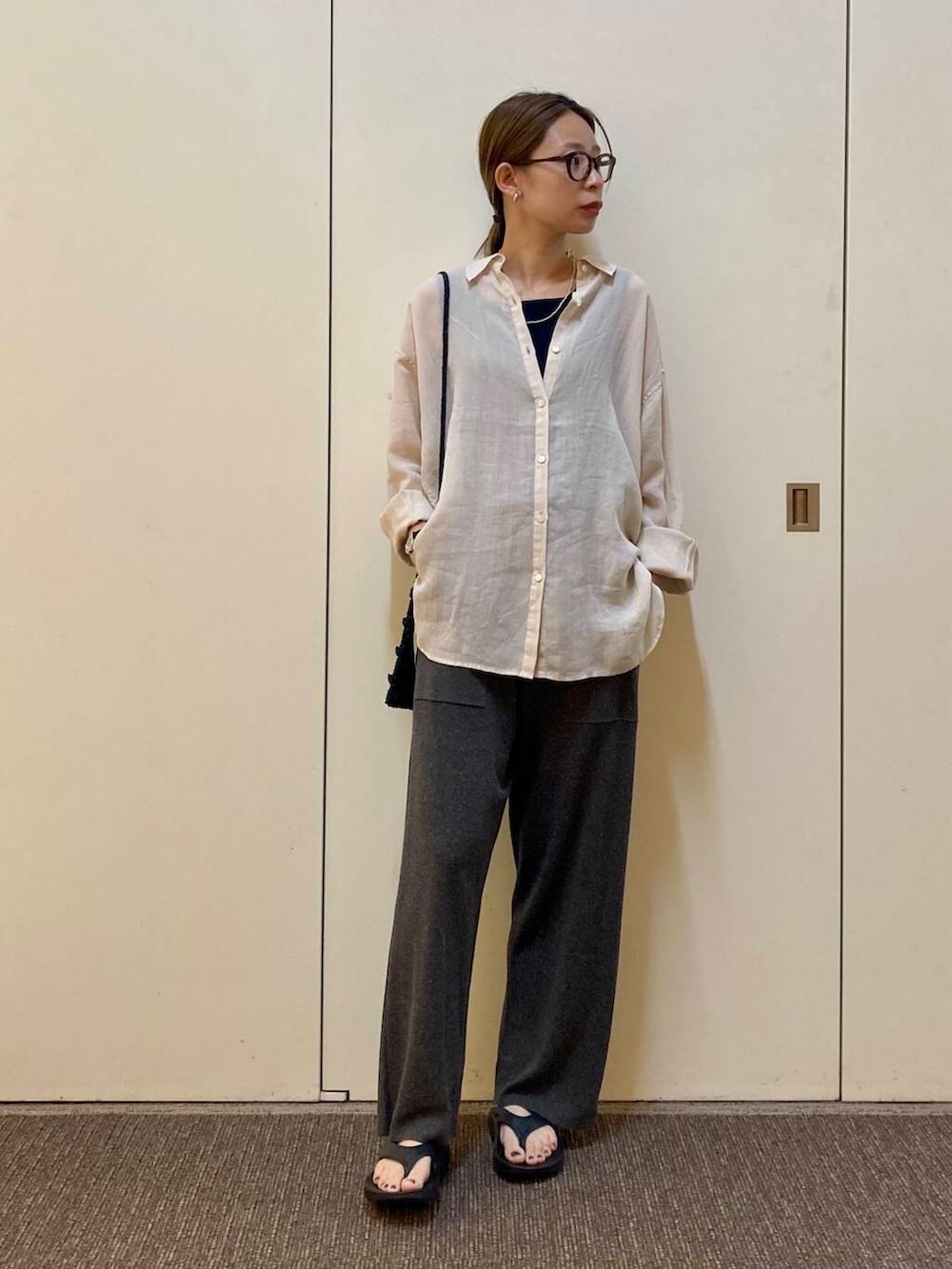 「大人カジュアル、ママコーデ、カジュアルコーデ、アーバンリサーチドアーズ、リネン、doors、urbanreseachdoors、ドアーズ、骨格ナチュラル、ナチュラル×カジュアル」｜「OOFOSのOOFOS　Ooriginal（サンダル、ブラック系）」を使った、おおしまゆなさん（レディース・162cm）の春コーディネートの2枚目の写真