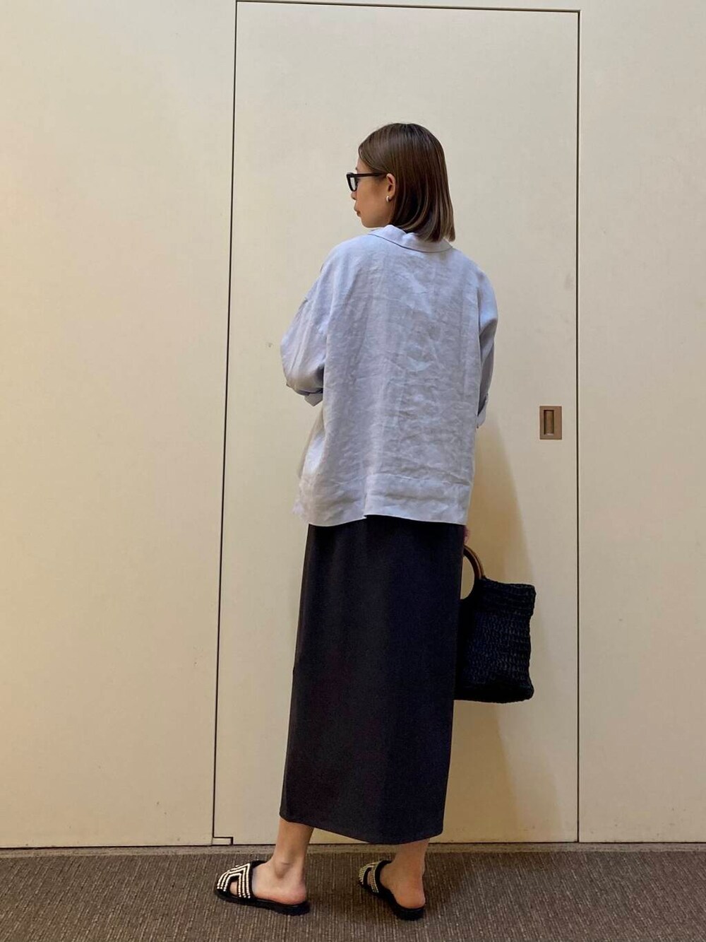 「大人カジュアル、かぐれ、骨格ナチュラル、ナチュラル×カジュアル、着回し力抜群シャツ」｜「URBAN RESEARCH DOORSのビーズサンダル（サンダル、ブラック系）」を使った、おおしまゆなさん（レディース・162cm）の夏コーディネートの4枚目の写真