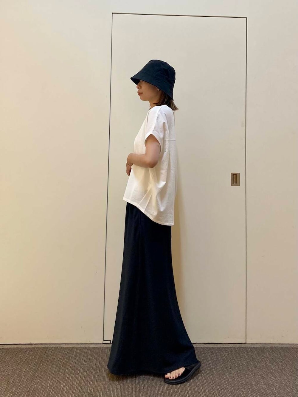 「大人カジュアル、ママコーデ、カジュアルコーデ、骨格ナチュラル、ナチュラル×カジュアル」｜「URBAN RESEARCH DOORSのコットンリネンパネルハット（ハット、ブラック系）」を使った、おおしまゆなさん（レディース・162cm）の夏コーディネートの2枚目の写真