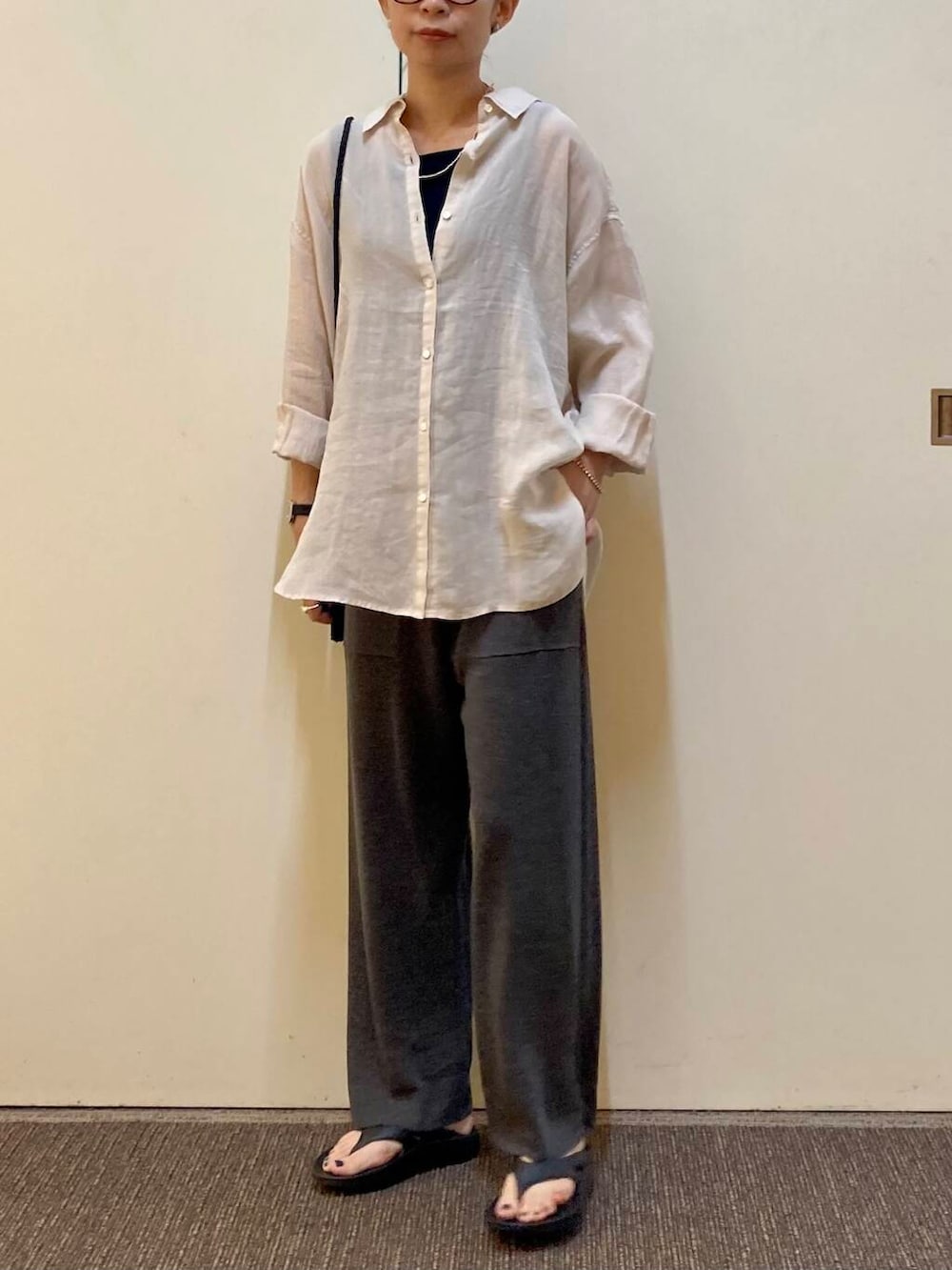 「大人カジュアル、ママコーデ、カジュアルコーデ、アーバンリサーチドアーズ、リネン、doors、urbanreseachdoors、ドアーズ、骨格ナチュラル、ナチュラル×カジュアル」｜「OOFOSのOOFOS　Ooriginal（サンダル、ブラック系）」を使った、おおしまゆなさん（レディース・162cm）の春コーディネートの5枚目の写真