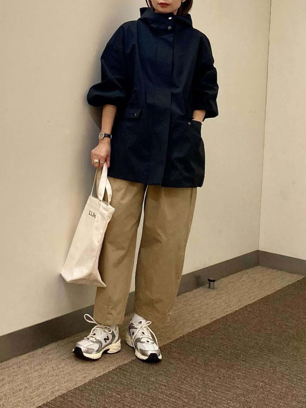 ブラック系のその他アウター、ベージュ系のその他パンツ、ベージュ系のショルダーバッグを着用したレディースの秋コーディネートの4枚目の写真