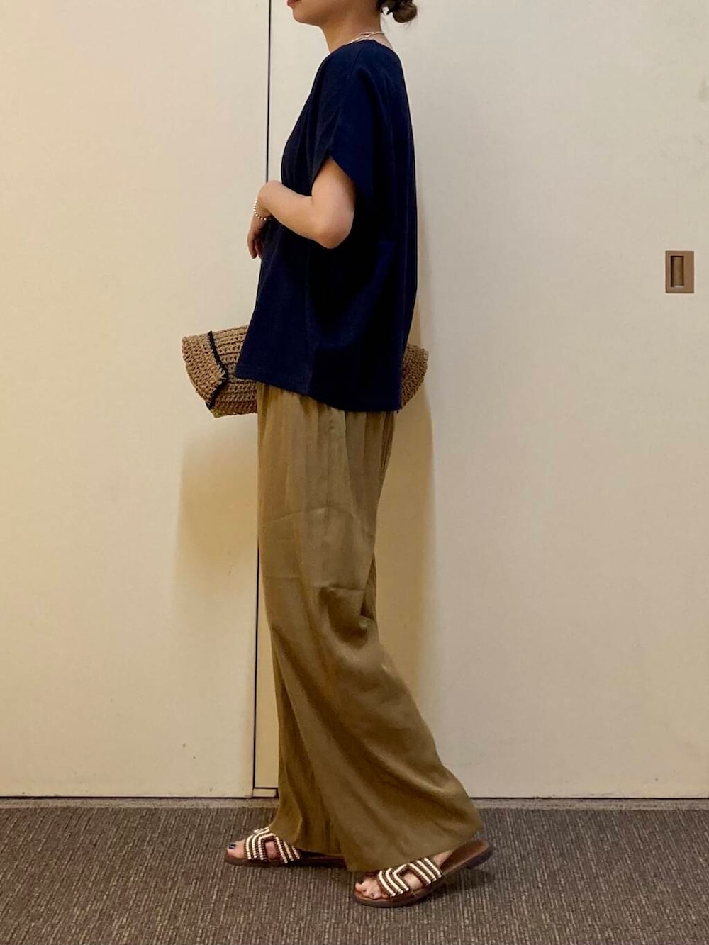 「大人カジュアル、ママコーデ、接触冷感、夏素材、骨格ナチュラル、ナチュラル×カジュアル」｜「URBAN RESEARCH DOORSのドライコットンボートネックプルオーバー（Tシャツ/カットソー、ブルー系）」を使った、おおしまゆなさん（レディース・162cm）の夏コーディネートの2枚目の写真
