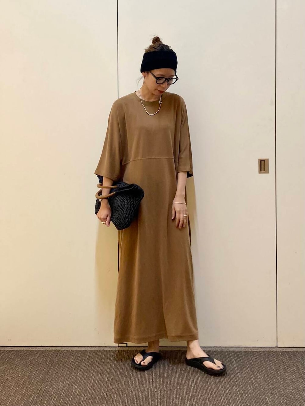 「ワンピース、大人カジュアル、ママコーデ、骨格ナチュラル、ナチュラル×カジュアル」｜「RODE SKOのウッドハンドルペーパーバッグ（トートバッグ、ブラック系）」を使った、おおしまゆなさん（レディース・162cm）の夏コーディネートの5枚目の写真