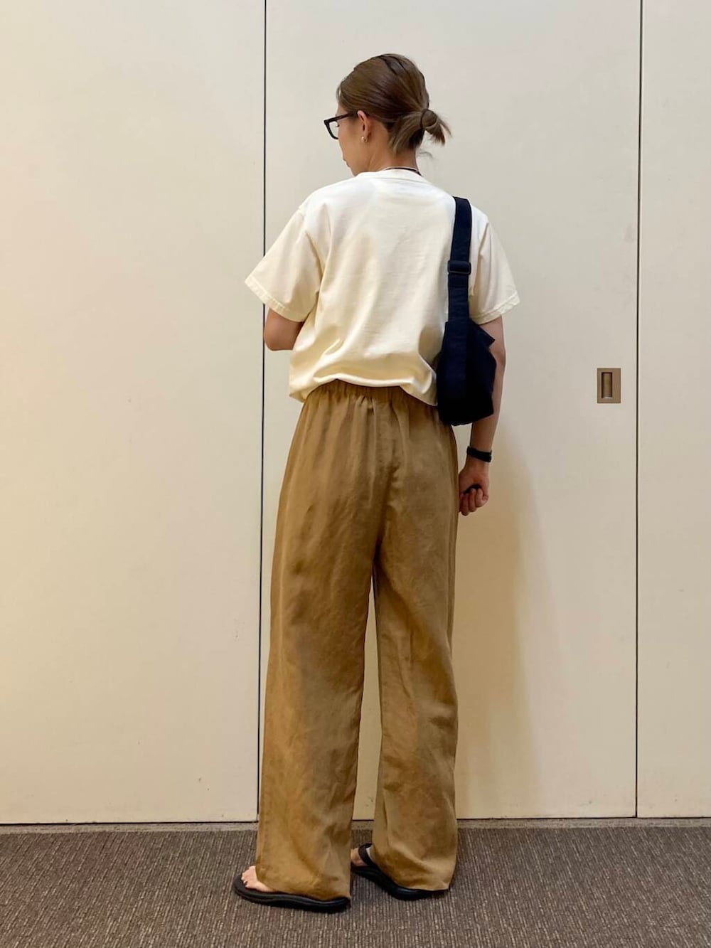 「大人カジュアル、ママコーデ、骨格ナチュラル、ナチュラル×カジュアル、カジュアル派のtシャツコーデ」｜「URBAN RESEARCH DOORSのウォッシャブルミニショルダーバッグ（ショルダーバッグ、ブラック系）」を使った、おおしまゆなさん（レディース・162cm）の夏コーディネートの2枚目の写真