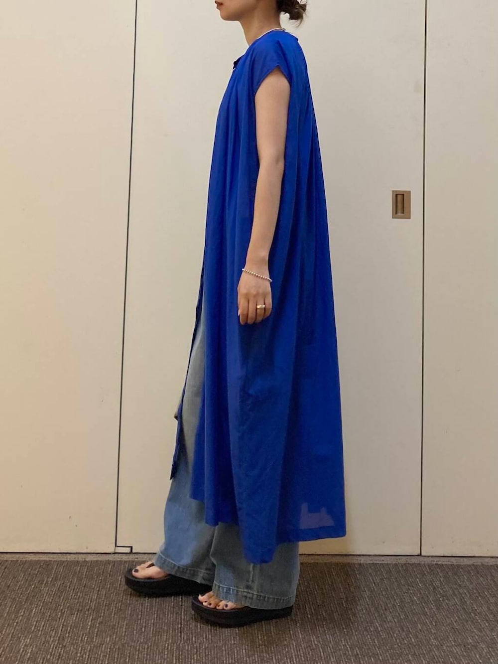 「大人カジュアル、デニム、ママコーデ、カジュアルコーデ、かぐれ、骨格ナチュラル、ナチュラル×カジュアル」｜「かぐれのフェードデニムイージーパンツ（デニムパンツ、ブルー系）」を使った、おおしまゆなさん（レディース・162cm）の夏コーディネートの3枚目の写真
