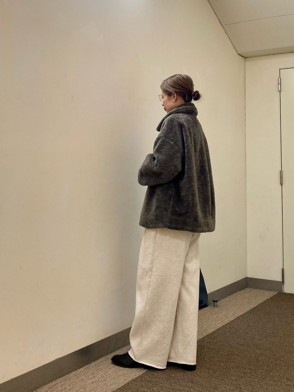 グレー系のその他アウター、ホワイト系のその他パンツ、ブラック系のショルダーバッグを着用したレディースの秋コーディネートの2枚目の写真