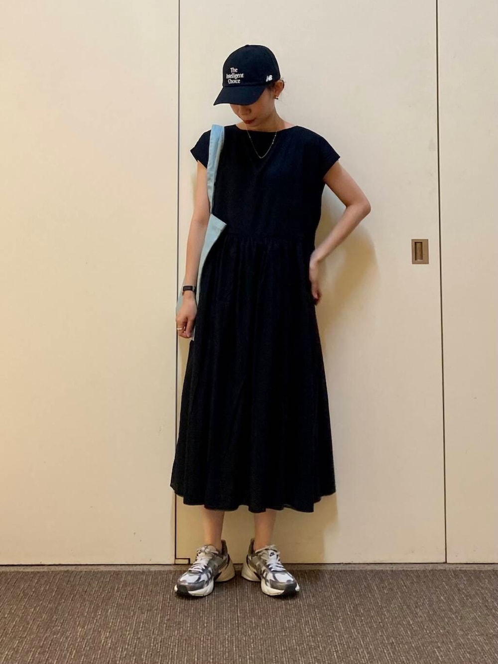 「大人カジュアル、ママコーデ、骨格ナチュラル、ナチュラル×カジュアル」｜「RODE SKOのPas De DANSE　Letter ToteBag（トートバッグ、グリーン系）」を使った、おおしまゆなさん（レディース・162cm）の夏コーディネートの4枚目の写真