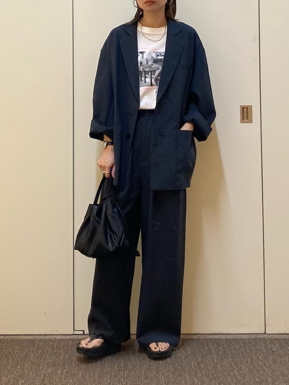「EKAL、セットアップ、秋服準備はじめました、秋のコーデ」｜「EKALの『UR TECH』租毛ライクジャケット（その他アウター、グレー系）」を使った、おおしまゆなさん（骨格ナチュラル・レディース・162cm）の夏コーディネートの4枚目の写真