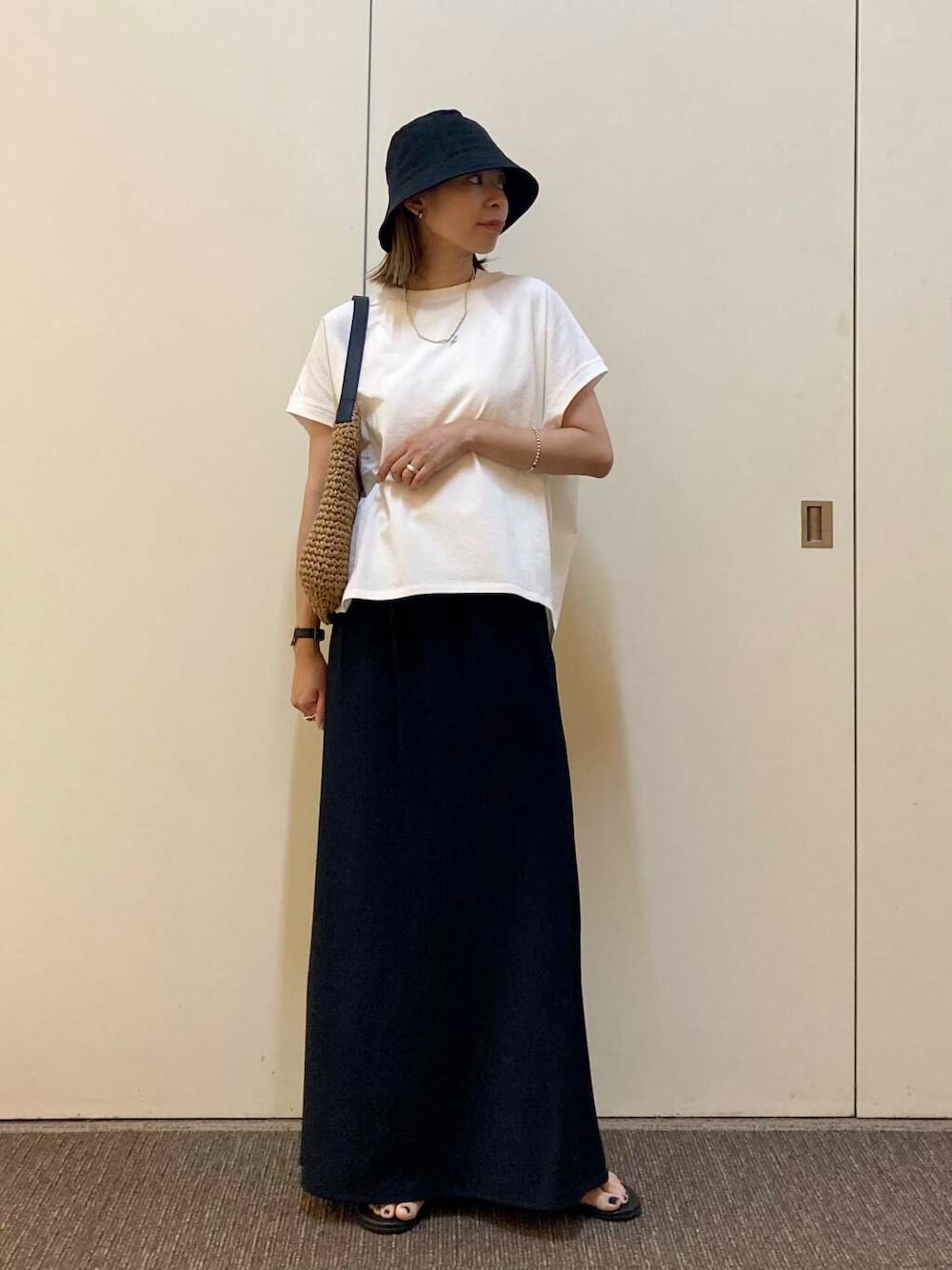「大人カジュアル、ママコーデ、カジュアルコーデ、骨格ナチュラル、ナチュラル×カジュアル」｜「URBAN RESEARCH DOORSのコットンリネンパネルハット（ハット、ブラック系）」を使った、おおしまゆなさん（レディース・162cm）の夏コーディネートの4枚目の写真
