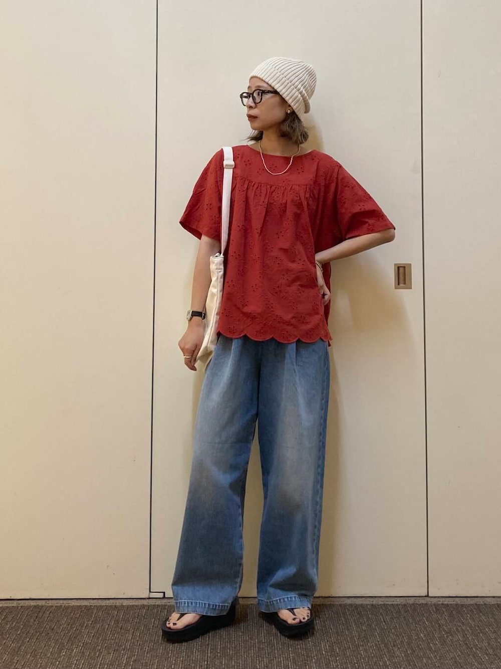 「大人カジュアル、デニム、ママコーデ、かぐれ、骨格ナチュラル、ナチュラル×カジュアル」｜「URBAN RESEARCH DOORSのコットンリネンニットキャップ（ニットキャップ/ビーニー、ホワイト系）」を使った、おおしまゆなさん（レディース・162cm）の夏コーディネートの4枚目の写真