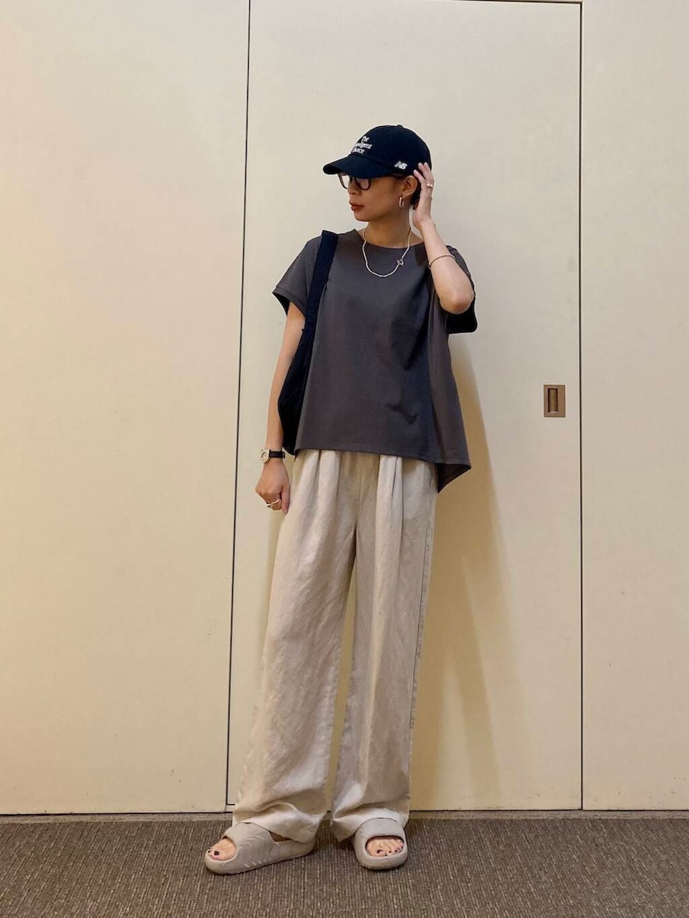 「大人カジュアル、ママコーデ、骨格ナチュラル、ナチュラル×カジュアル、カジュアル派のtシャツコーデ」｜「URBAN RESEARCH DOORSのウォッシャブルミニショルダーバッグ（ショルダーバッグ、ブラック系）」を使った、おおしまゆなさん（レディース・162cm）の夏コーディネートの4枚目の写真