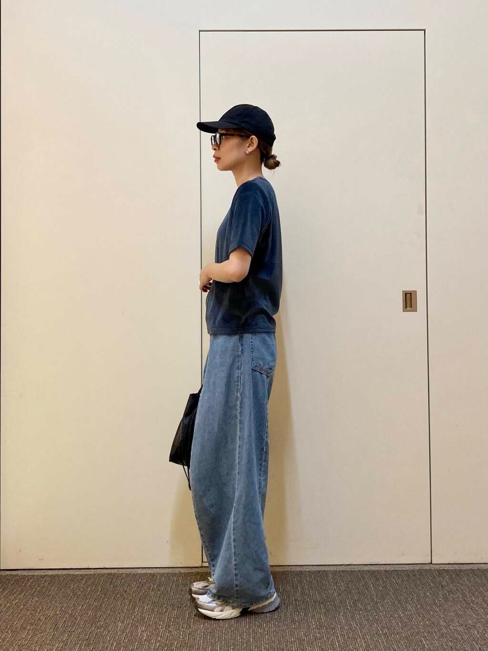 「大人カジュアル、ママコーデ、骨格ナチュラル、ナチュラル×カジュアル、カジュアル派のtシャツコーデ」｜「RODE SKOのウォッシャブルミニショルダーバッグ『Ssize』（ショルダーバッグ、ブラック系）」を使った、おおしまゆなさん（レディース・162cm）の夏コーディネートの2枚目の写真