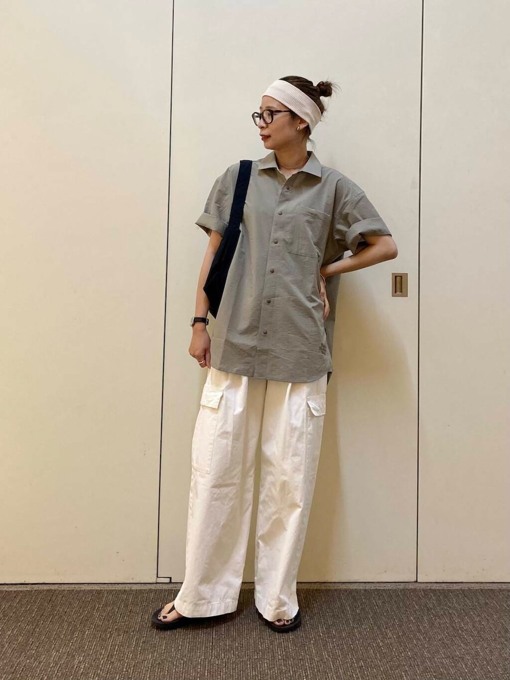 「大人カジュアル、カジュアルコーデ、骨格ナチュラル、ナチュラル×カジュアル、着回し力抜群シャツ」｜「URBAN RESEARCH DOORSのウォッシャブルミニショルダーバッグ（ショルダーバッグ、ブラック系）」を使った、おおしまゆなさん（レディース・162cm）の夏コーディネートの2枚目の写真
