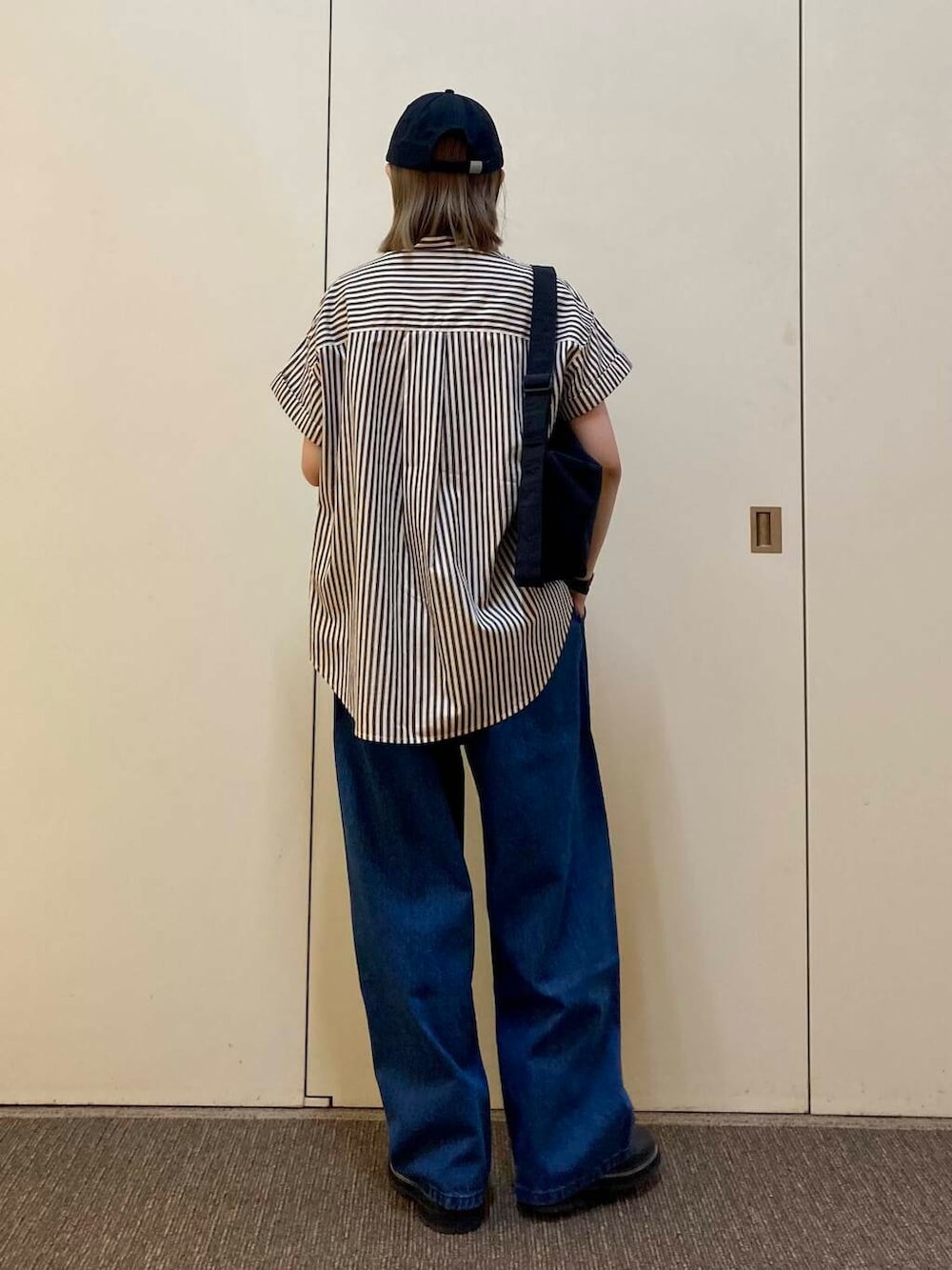 「大人カジュアル、デニム、ママコーデ、カジュアルコーデ、アーバンリサーチドアーズ、doors、urbanreseachdoors、ドアーズ、骨格ナチュラル、ナチュラル×カジュアル」｜「URBAN RESEARCH DOORSの2タックギャザーデニムパンツ（デニムパンツ、ブルー系）」を使った、おおしまゆなさん（レディース・162cm）の春コーディネートの3枚目の写真