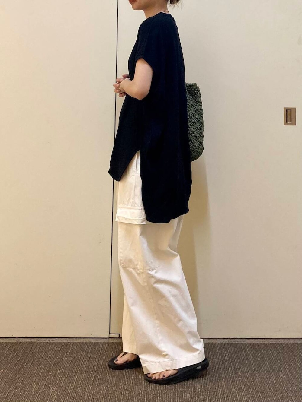 「大人カジュアル、ママコーデ、かぐれ、EKAL、骨格ナチュラル、ナチュラル×カジュアル、カジュアル派のtシャツコーデ」｜「NEW BALANCEのNEW BALANCE　TheIntelligentChoiceキャップ（キャップ、ブラック系）」を使った、おおしまゆなさん（レディース・162cm）の夏コーディネートの3枚目の写真