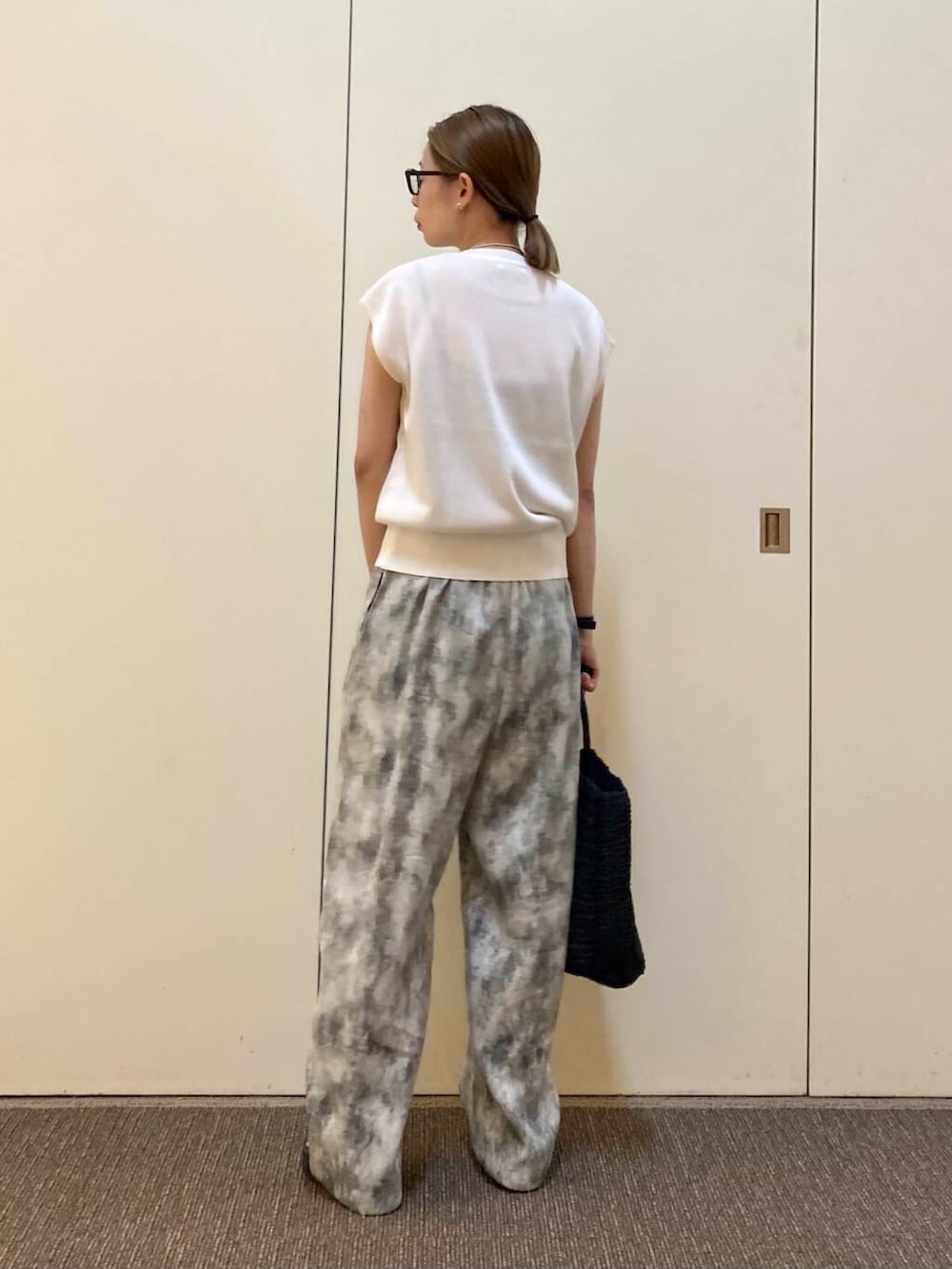 「大人カジュアル、ママコーデ、カジュアルコーデ、骨格ナチュラル、ナチュラル×カジュアル」｜「URBAN RESEARCH DOORSのペーパートートバッグ（トートバッグ、ブラック系）」を使った、おおしまゆなさん（レディース・162cm）の夏コーディネートの2枚目の写真