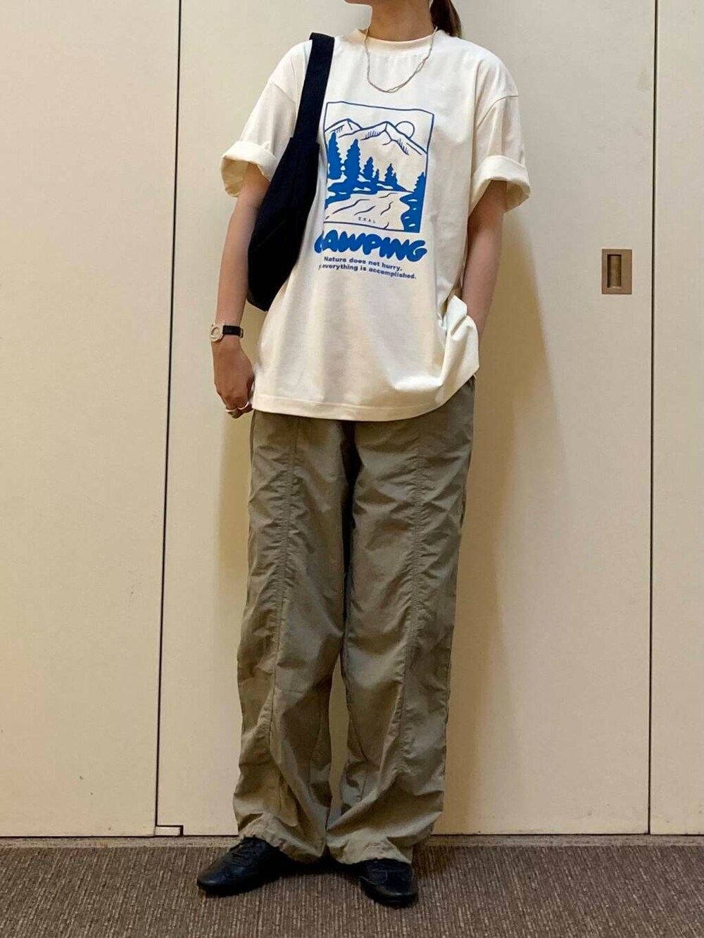 「大人カジュアル、ママコーデ、カジュアルコーデ、urbanreseachdoors、EKAL、骨格ナチュラル、ナチュラル×カジュアル」｜「URBAN RESEARCH DOORSのウォッシャブルミニショルダーバッグ（ショルダーバッグ、ブラック系）」を使った、おおしまゆなさん（レディース・162cm）の春コーディネートの2枚目の写真