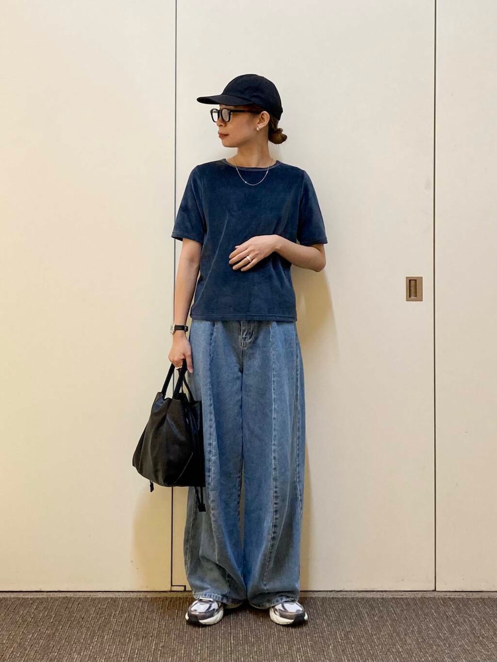 「大人カジュアル、ママコーデ、骨格ナチュラル、ナチュラル×カジュアル、カジュアル派のtシャツコーデ」｜「RODE SKOのウォッシャブルミニショルダーバッグ『Ssize』（ショルダーバッグ、ブラック系）」を使った、おおしまゆなさん（レディース・162cm）の夏コーディネートの4枚目の写真