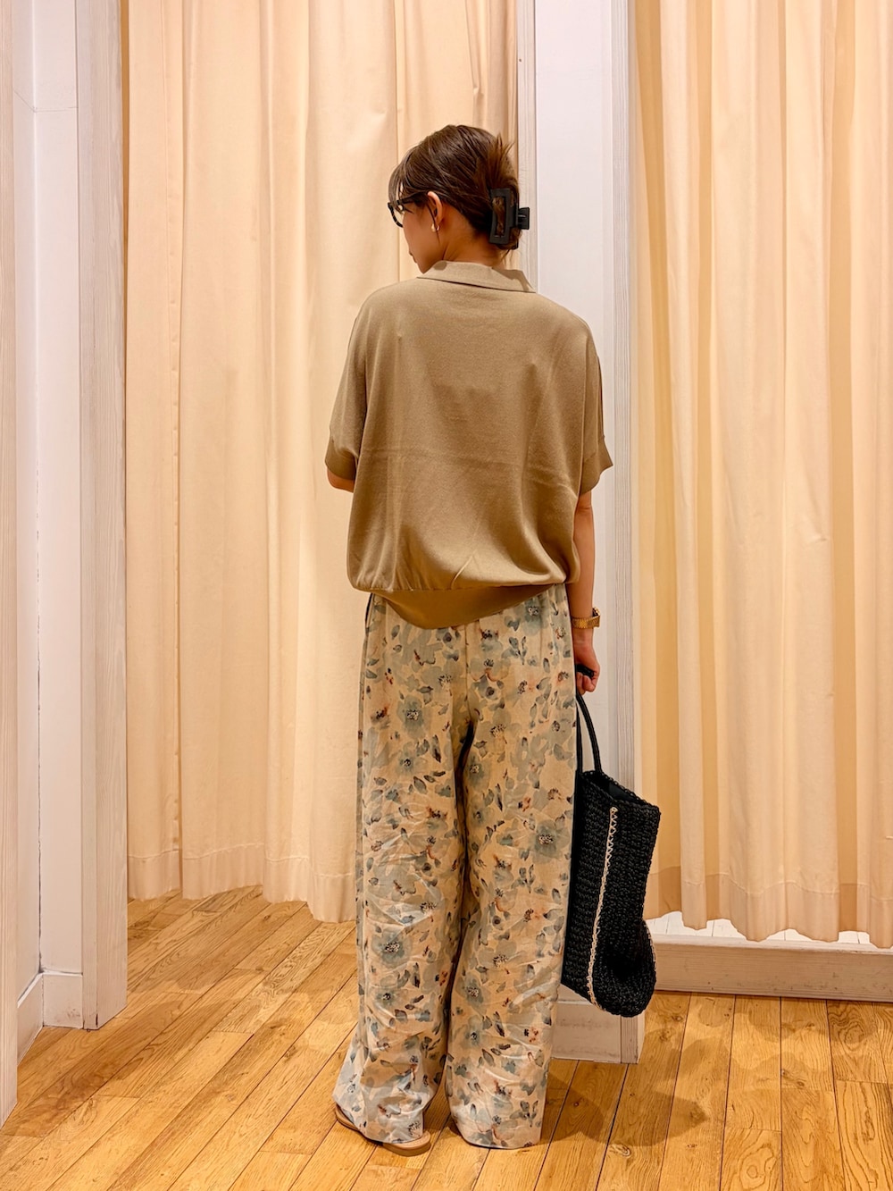 ベージュ系のニット/セーター、ブルー系のその他パンツ、ブラック系のトートバッグを着用したレディースの夏コーディネートの3枚目の写真