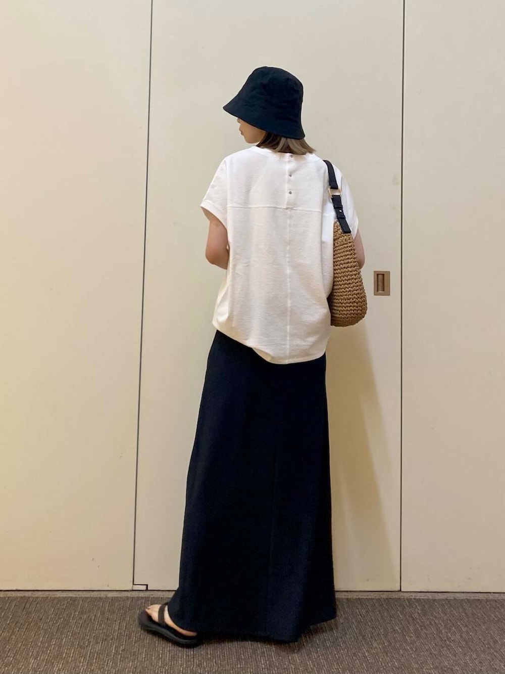 「大人カジュアル、ママコーデ、カジュアルコーデ、骨格ナチュラル、ナチュラル×カジュアル」｜「URBAN RESEARCH DOORSのコットンリネンパネルハット（ハット、ブラック系）」を使った、おおしまゆなさん（レディース・162cm）の夏コーディネートの3枚目の写真