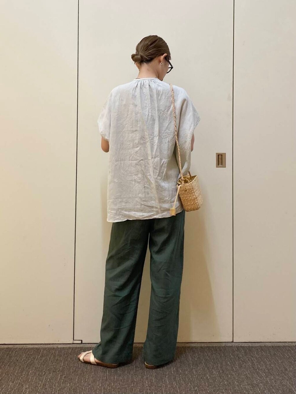 「大人カジュアル、ママコーデ、カジュアルコーデ、かぐれ、骨格ナチュラル、ナチュラル×カジュアル」｜「URBAN RESEARCH DOORSのミニカゴショルダーバッグ（ショルダーバッグ、ベージュ系）」を使った、おおしまゆなさん（レディース・162cm）の夏コーディネートの2枚目の写真