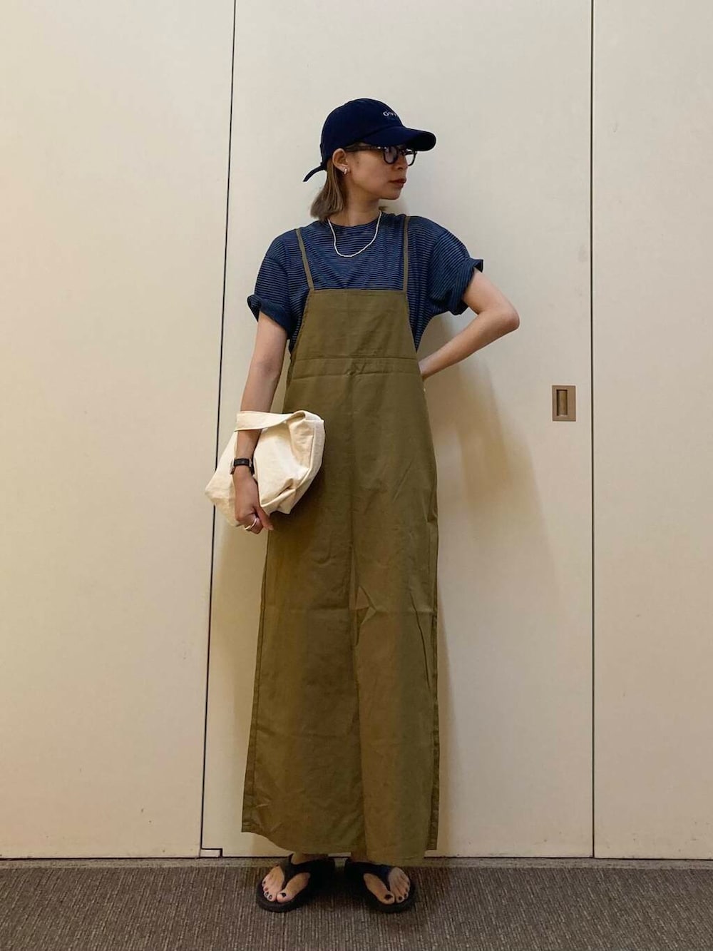 「キャミワンピース、大人カジュアル、ママコーデ、骨格ナチュラル、ナチュラル×カジュアル」｜「URBAN RESEARCH DOORSのウォッシャブルミニショルダーバッグ（ショルダーバッグ、ホワイト系）」を使った、おおしまゆなさん（レディース・162cm）の夏コーディネートの4枚目の写真