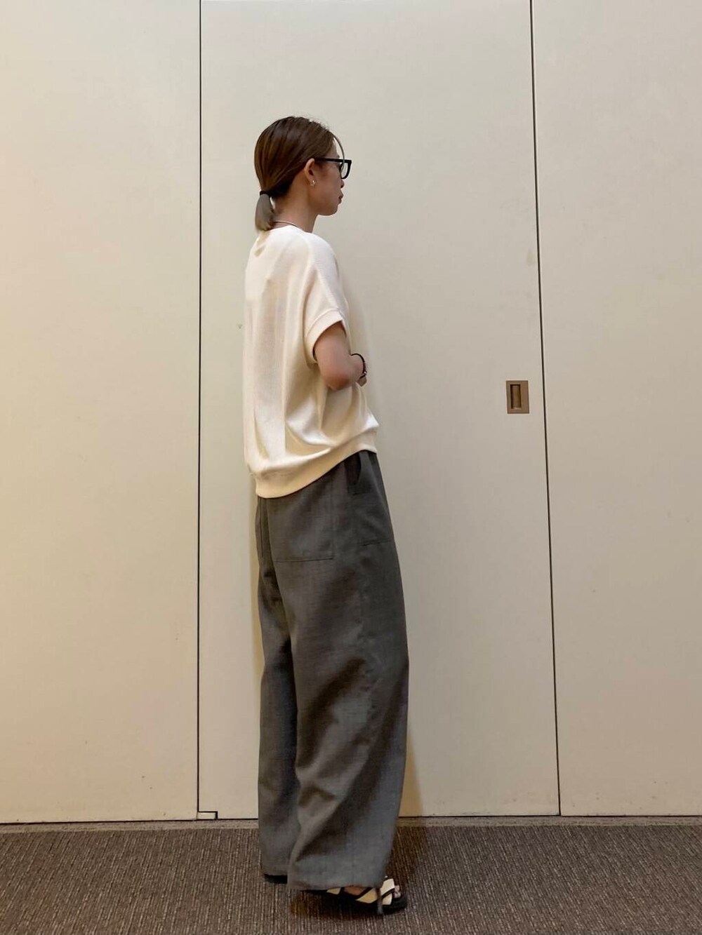 「大人カジュアル、EKAL、骨格ナチュラル、ナチュラル×カジュアル、洒落見えカットソーコーデ」｜「URBAN RESEARCH DOORSのパイピングサンダル（サンダル、ホワイト系）」を使った、おおしまゆなさん（レディース・162cm）の夏コーディネートの2枚目の写真