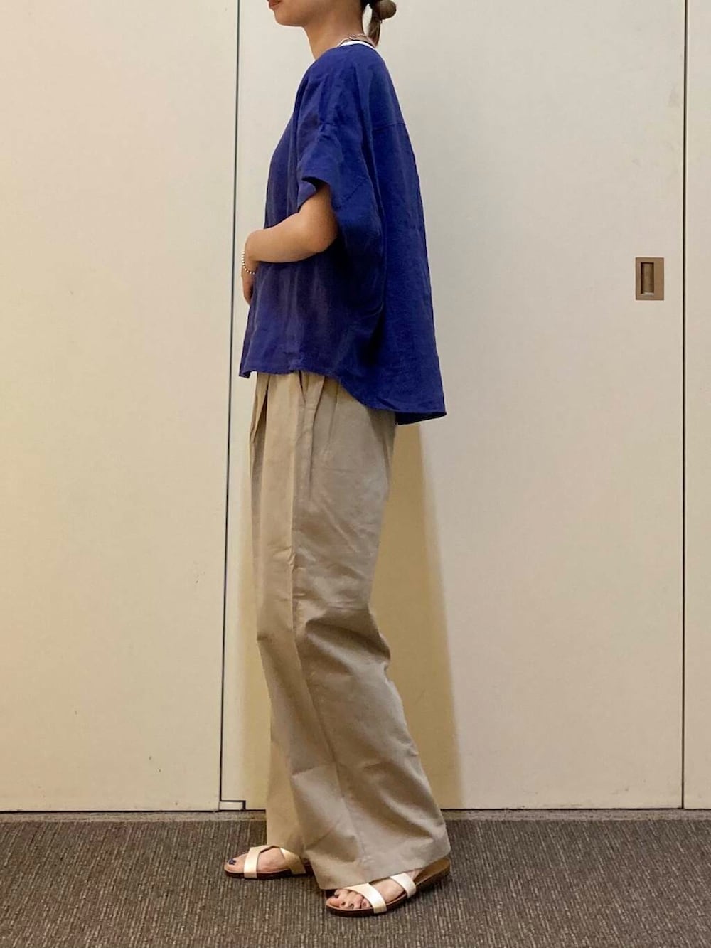 「大人カジュアル、ママコーデ、カジュアルコーデ、骨格ナチュラル、ナチュラル×カジュアル」｜「URBAN RESEARCH DOORSの『再入荷』レーヨンコットンイージーパンツ（その他パンツ、ベージュ系）」を使った、おおしまゆなさん（レディース・162cm）の夏コーディネートの2枚目の写真