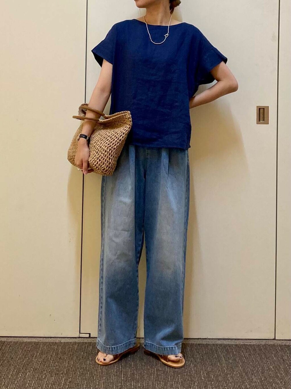 「大人カジュアル、ママコーデ、骨格ナチュラル、ナチュラル×カジュアル」｜「かぐれのフェードデニムイージーパンツ（デニムパンツ、ブルー系）」を使った、おおしまゆなさん（レディース・162cm）の夏コーディネートの4枚目の写真