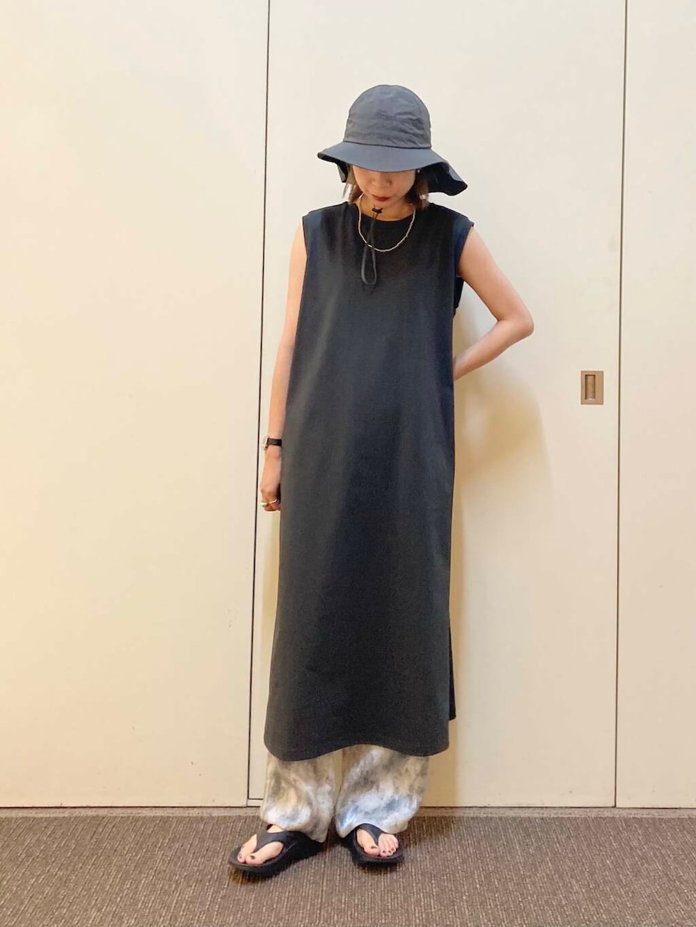 「大人カジュアル、ママコーデ、フェスコーデ、EKAL、骨格ナチュラル、ナチュラル×カジュアル」｜「EKALの『吸水速乾/UVカット』DRY OUT SLEEVLESS ONE-PIECE（ワンピース、グレー系）」を使った、おおしまゆなさん（レディース・162cm）の夏コーディネートの2枚目の写真