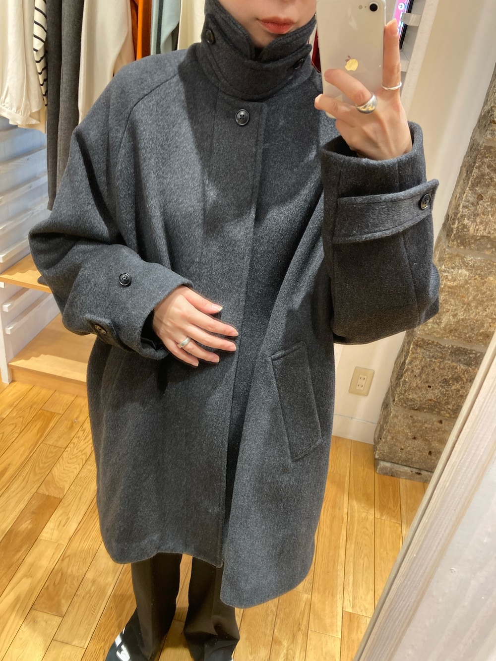 グレー系のステンカラーコート、ブラック系のその他パンツ、ブラック系のスニーカーを着用したレディースの秋コーディネートの5枚目の写真