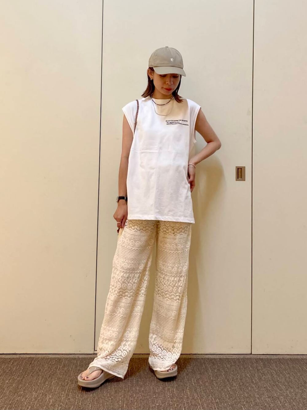 「大人カジュアル、ママコーデ、骨格ナチュラル、ナチュラル×カジュアル」｜「OOFOSのOOFOS　Oomega（サンダル、ベージュ系）」を使った、おおしまゆなさん（レディース・162cm）の夏コーディネートの4枚目の写真
