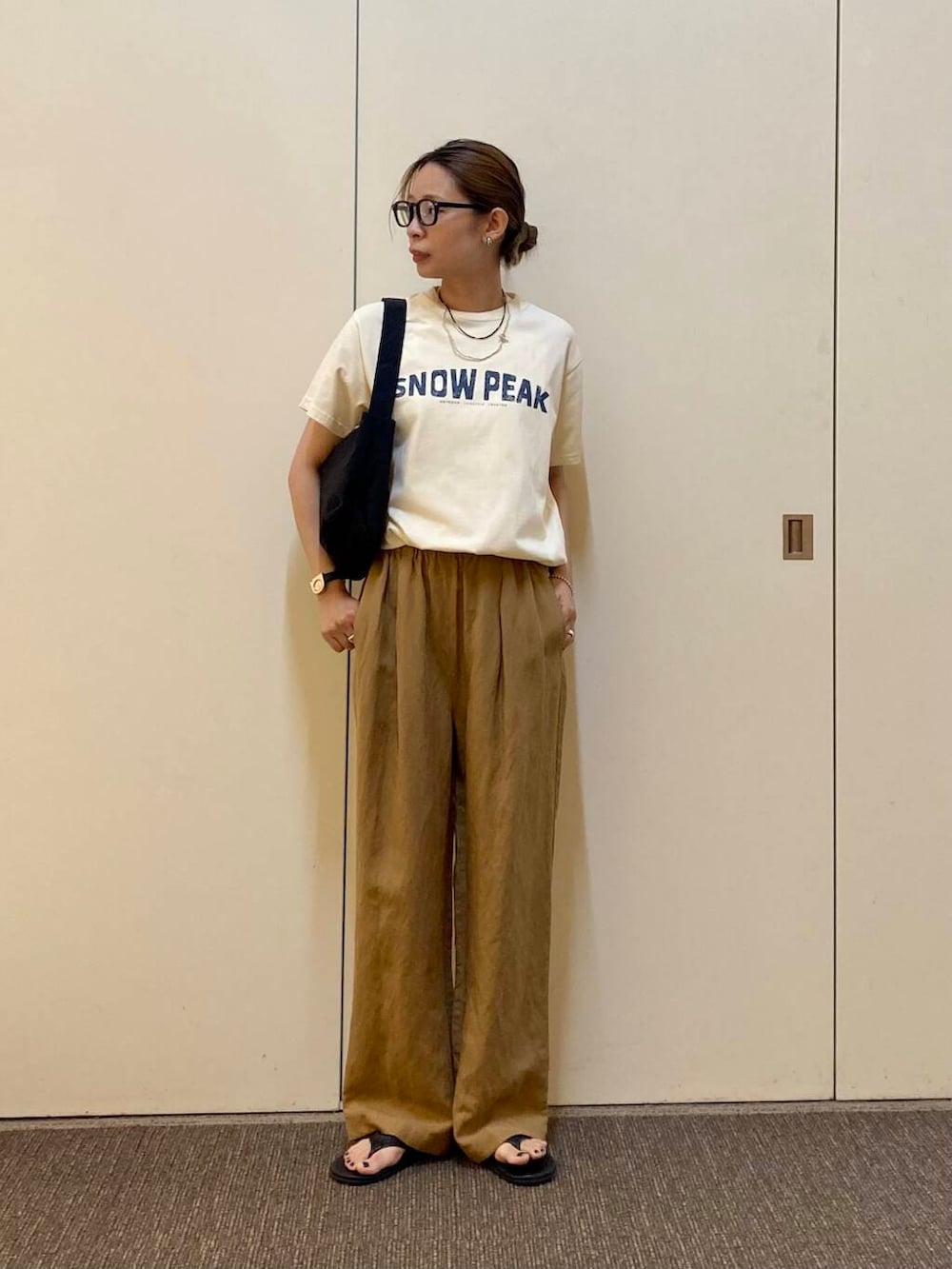 「大人カジュアル、ママコーデ、骨格ナチュラル、ナチュラル×カジュアル、カジュアル派のtシャツコーデ」｜「URBAN RESEARCH DOORSのウォッシャブルミニショルダーバッグ（ショルダーバッグ、ブラック系）」を使った、おおしまゆなさん（レディース・162cm）の夏コーディネートの3枚目の写真