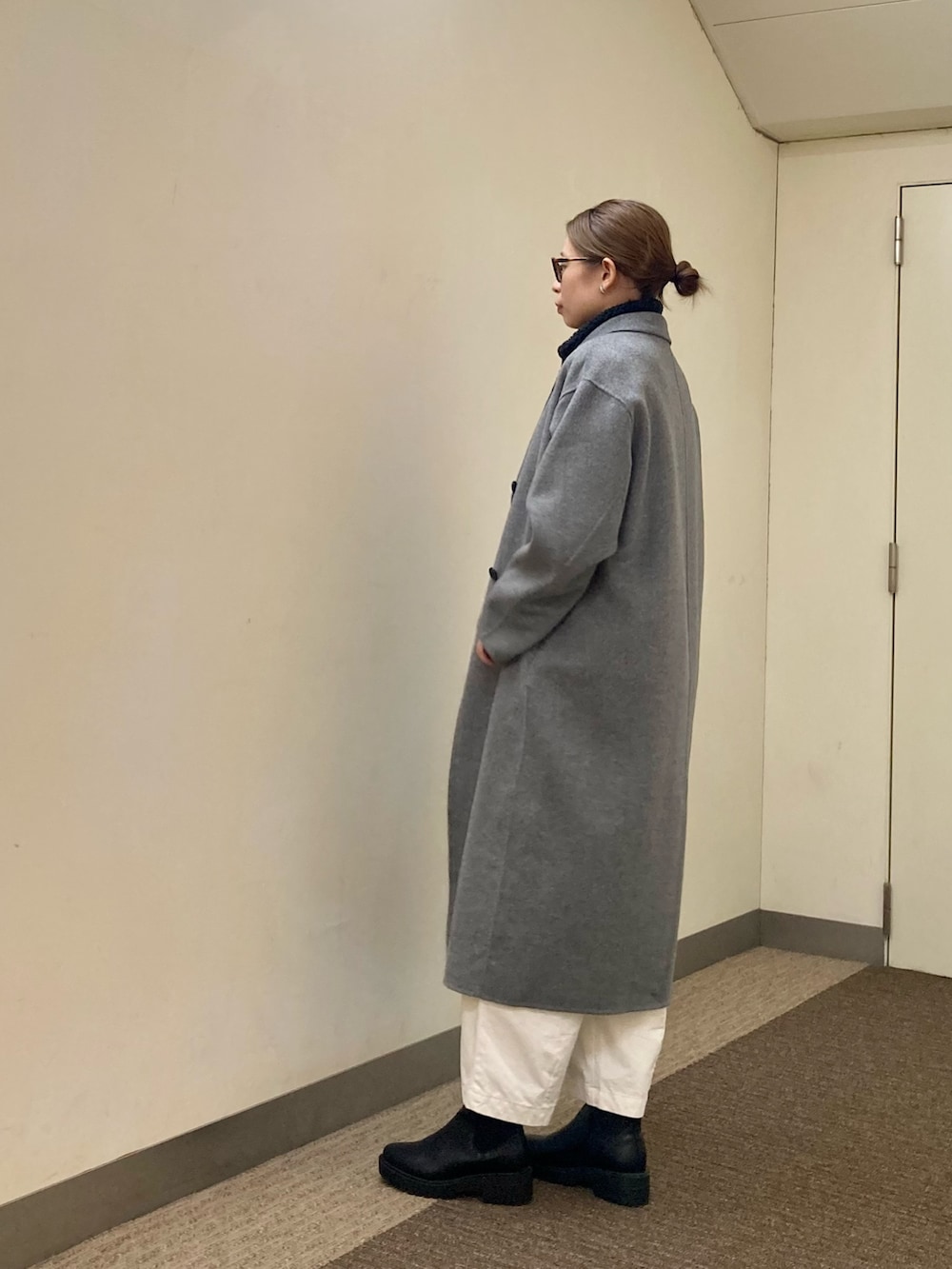 グレー系のその他アウター、グレー系のベスト、ブラック系のブーツを着用したレディースの秋コーディネートの2枚目の写真