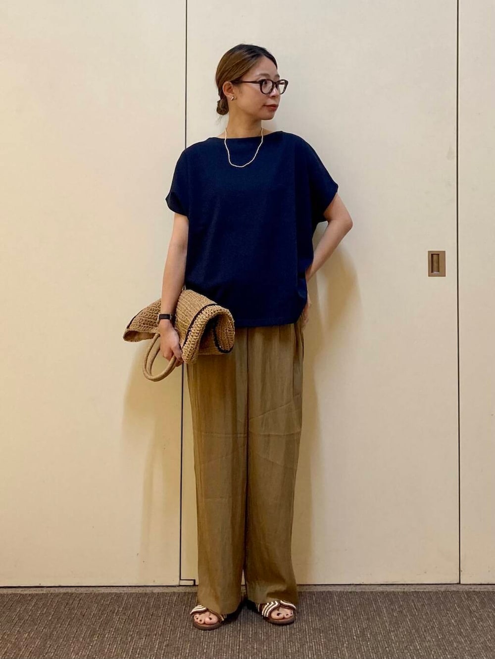 「大人カジュアル、ママコーデ、接触冷感、夏素材、骨格ナチュラル、ナチュラル×カジュアル」｜「URBAN RESEARCH DOORSのドライコットンボートネックプルオーバー（Tシャツ/カットソー、ブルー系）」を使った、おおしまゆなさん（レディース・162cm）の夏コーディネートの4枚目の写真
