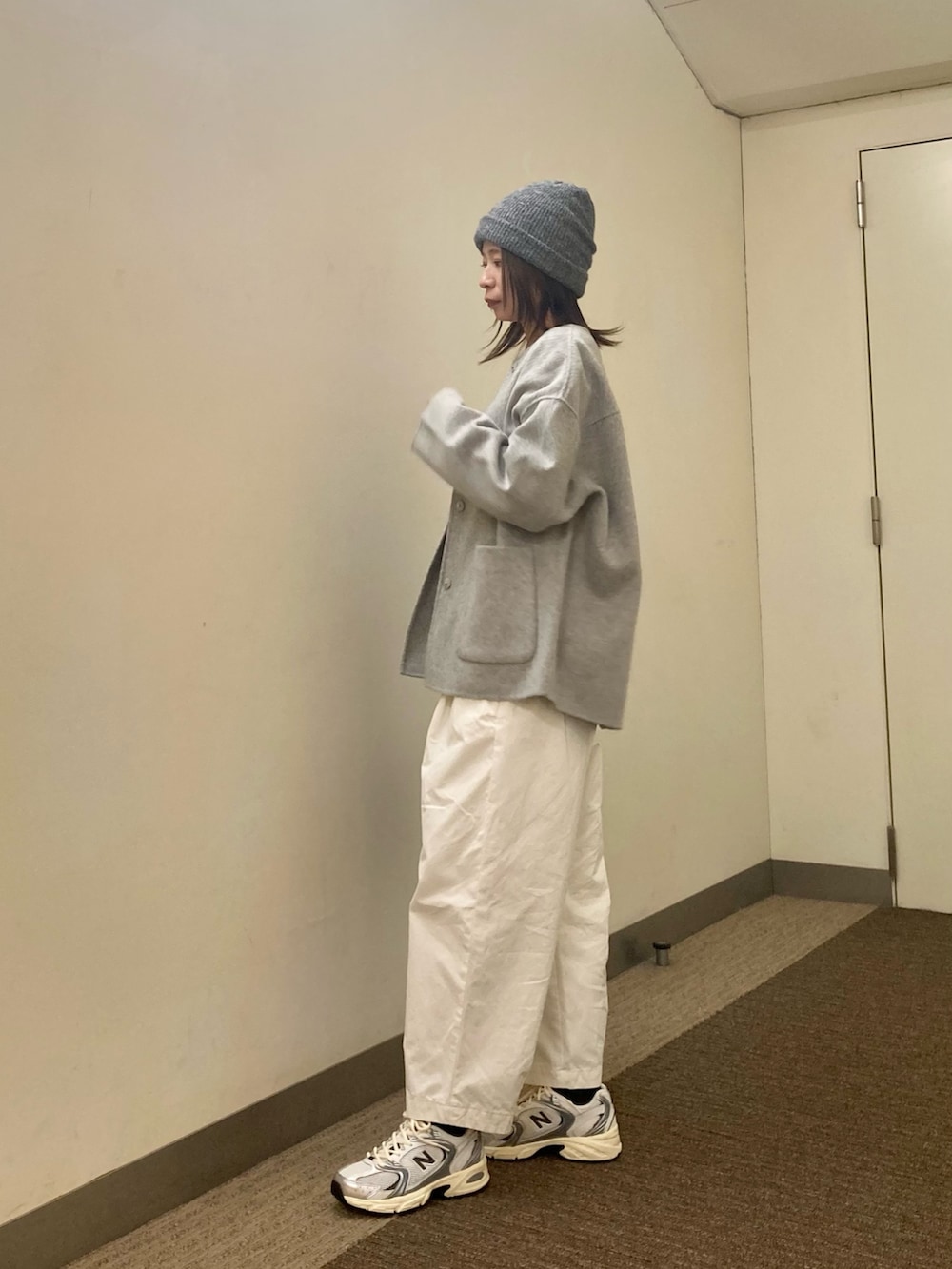 グレー系のその他アウター、ホワイト系のTシャツ/カットソー、シルバー系のスニーカーを着用したレディースの秋コーディネートの4枚目の写真