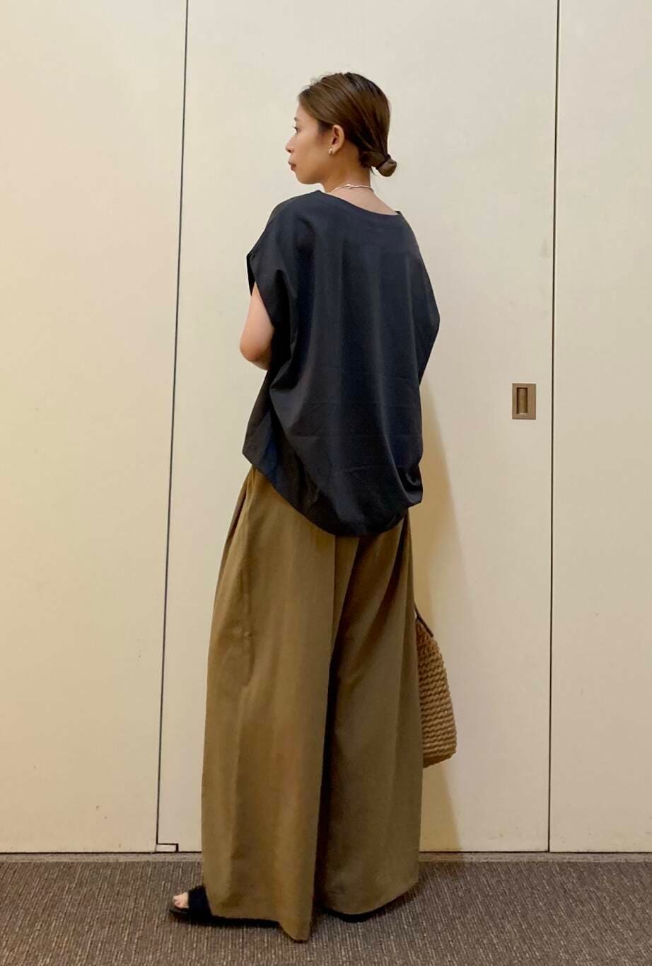 「大人カジュアル、ママコーデ、骨格ナチュラル、ナチュラル×カジュアル、カジュアル派のtシャツコーデ」｜「RODE SKOのプチワンハンドルペーパートートバッグ（トートバッグ、イエロー系）」を使った、おおしまゆなさん（レディース・162cm）の夏コーディネートの3枚目の写真