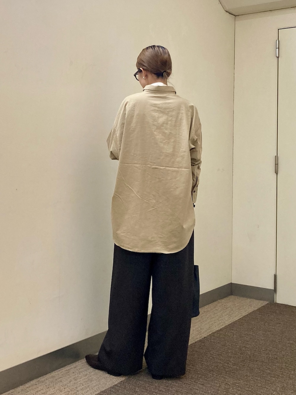 ブラウン系のパンプス、ブラック系のショルダーバッグ、ホワイト系のTシャツ/カットソーを着用したレディースの秋コーディネートの4枚目の写真