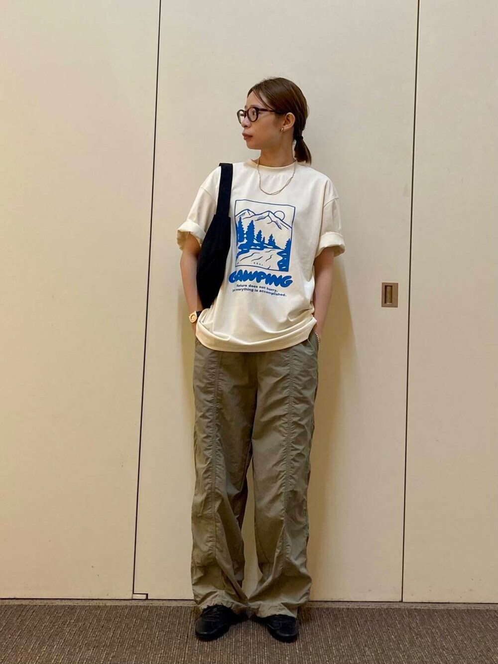 「大人カジュアル、ママコーデ、カジュアルコーデ、urbanreseachdoors、EKAL、骨格ナチュラル、ナチュラル×カジュアル」｜「URBAN RESEARCH DOORSのウォッシャブルミニショルダーバッグ（ショルダーバッグ、ブラック系）」を使った、おおしまゆなさん（レディース・162cm）の春コーディネートの4枚目の写真