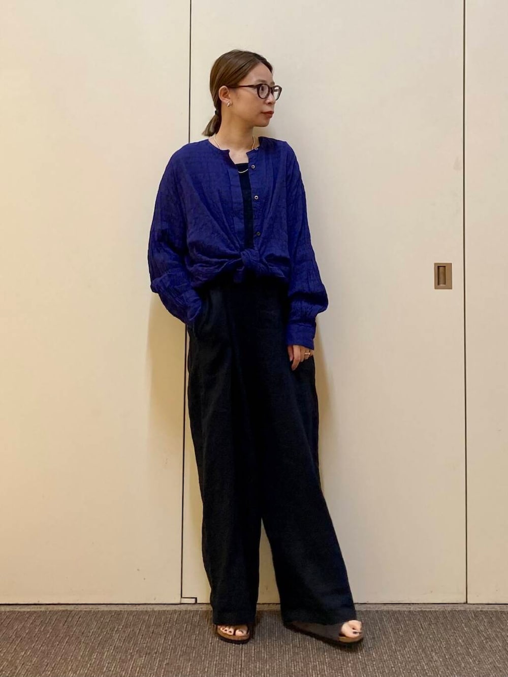 「大人カジュアル、ママコーデ、カジュアルコーデ、サロペット、かぐれ、アーバンリサーチドアーズ、リネン、doors、urbanreseachdoors、ドアーズ、骨格ナチュラル、ナチュラル×カジュアル」｜「かぐれのリネンサロペット（サロペット/オーバーオール、ブラック系）」を使った、おおしまゆなさん（レディース・162cm）の春コーディネートの4枚目の写真