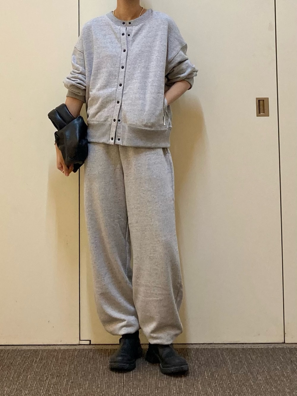 「レザー、スウェット、スウェットパンツ、EKAL、3c、3C」｜「EKALの反毛裏毛スナップカーディガン（カーディガン/ボレロ、グレー系）」を使った、おおしまゆなさん（骨格ナチュラル・レディース・162cm）の秋コーディネートの4枚目の写真