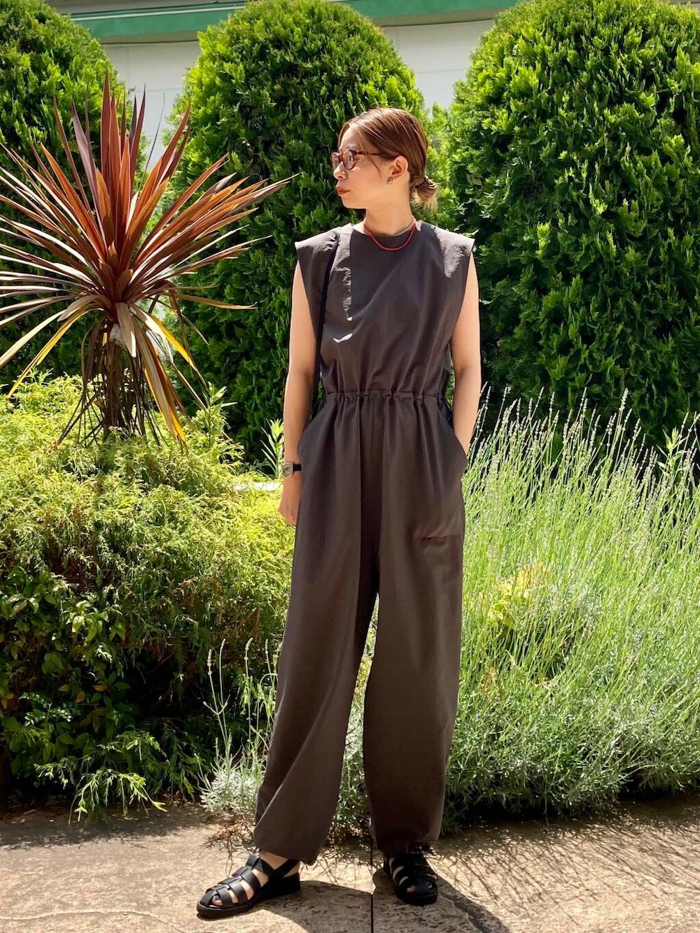 「大人カジュアル、EKAL、ジャンプスーツ」｜「EKALの『吸水速乾/軽量』DotAir JUMPSUITS（サロペット/オーバーオール、グレー系）」を使った、おおしまゆなさん（レディース・162cm）の夏コーディネートの5枚目の写真