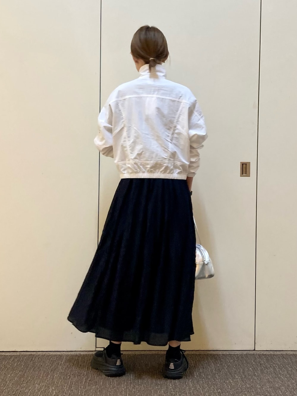 「スポーツミックス、秋服準備はじめました、秋のコーデ」｜「URBAN RESEARCH DOORSのブライトギャザースカート（スカート、ブラック系）」を使った、おおしまゆなさん（骨格ナチュラル・レディース・162cm）の夏コーディネートの3枚目の写真