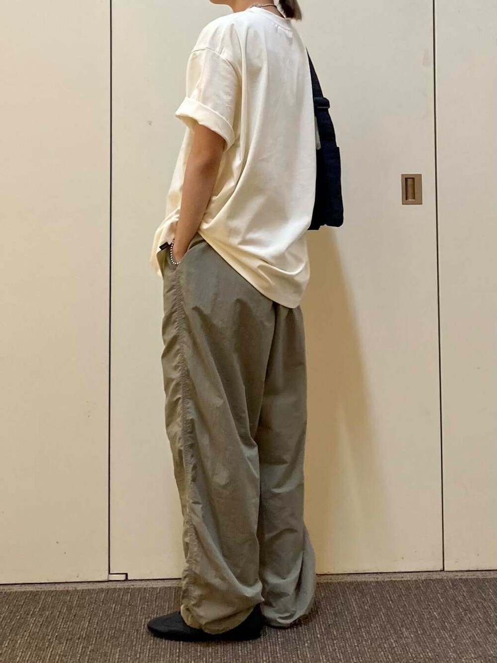 「大人カジュアル、ママコーデ、カジュアルコーデ、urbanreseachdoors、EKAL、骨格ナチュラル、ナチュラル×カジュアル」｜「URBAN RESEARCH DOORSのウォッシャブルミニショルダーバッグ（ショルダーバッグ、ブラック系）」を使った、おおしまゆなさん（レディース・162cm）の春コーディネートの3枚目の写真