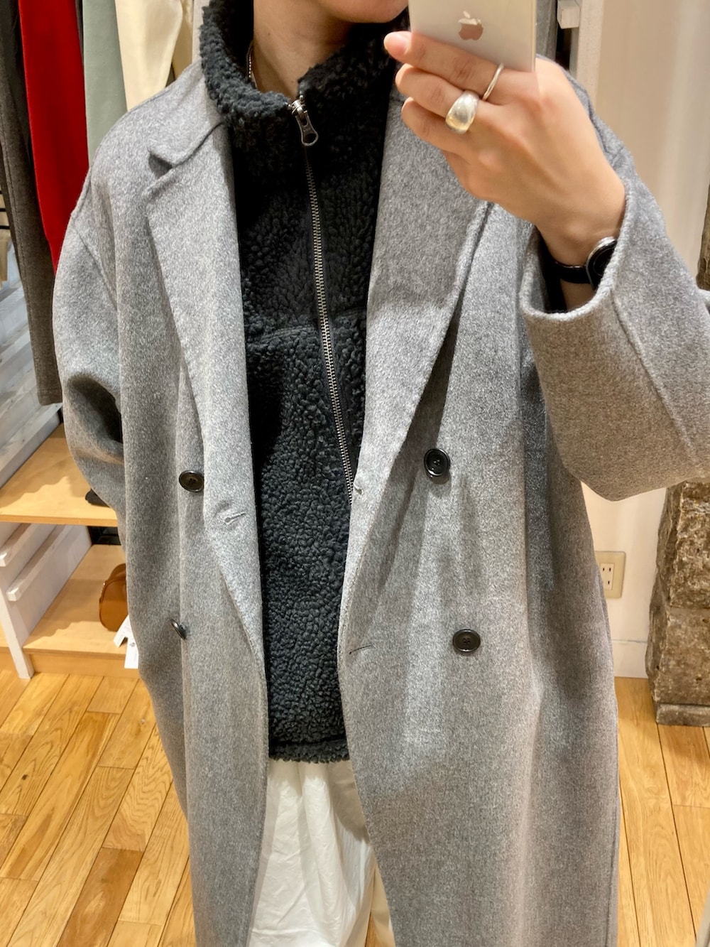 グレー系のその他アウター、グレー系のベスト、ブラック系のブーツを着用したレディースの秋コーディネートの5枚目の写真