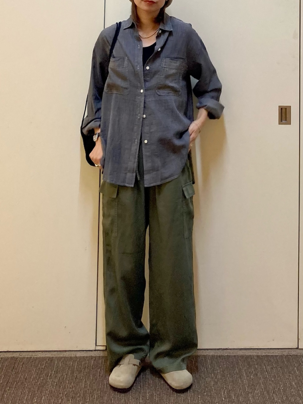 「カーゴパンツ、スリッポン、秋先取りコーデ、秋服準備はじめました、カジュアルコーデ、パンツコーデ、秋のコーデ」｜「URBAN RESEARCH DOORSのコットンビーニー（ニットキャップ/ビーニー、グレー系）」を使った、おおしまゆなさん（骨格ナチュラル・レディース・162cm）の夏コーディネートの4枚目の写真