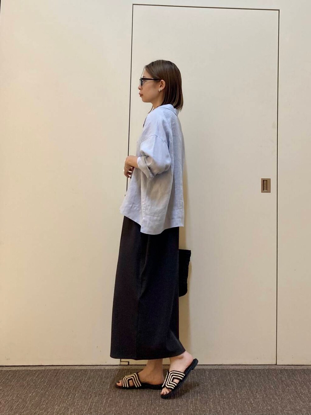 「大人カジュアル、かぐれ、骨格ナチュラル、ナチュラル×カジュアル、着回し力抜群シャツ」｜「URBAN RESEARCH DOORSのビーズサンダル（サンダル、ブラック系）」を使った、おおしまゆなさん（レディース・162cm）の夏コーディネートの3枚目の写真