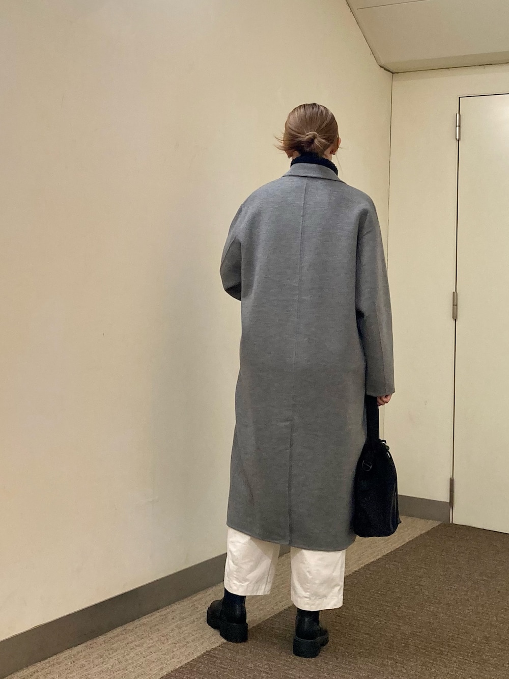 グレー系のその他アウター、グレー系のベスト、ブラック系のブーツを着用したレディースの秋コーディネートの3枚目の写真