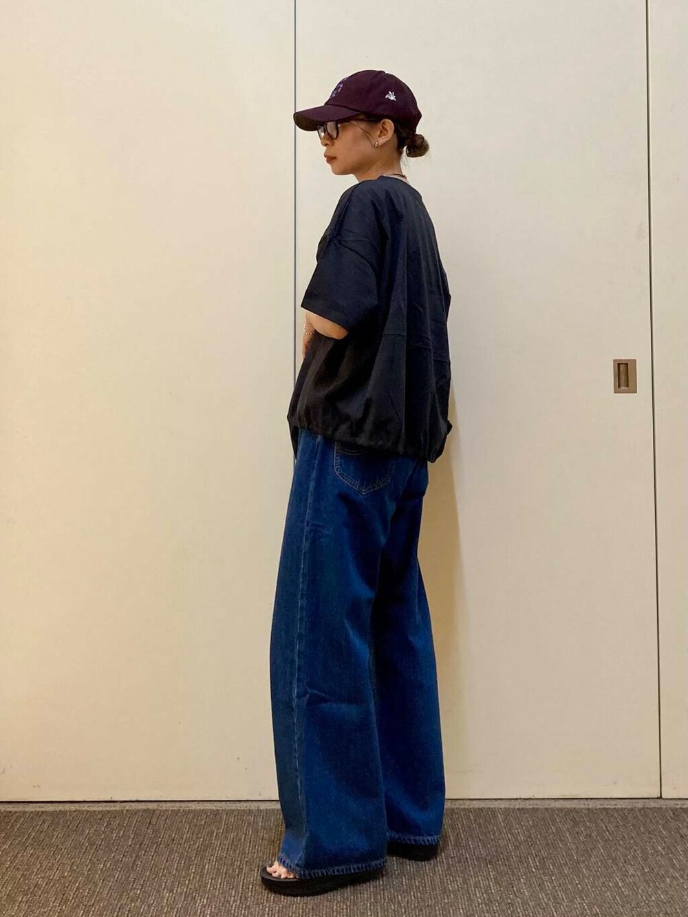 「大人カジュアル、デニム、ママコーデ、カジュアルコーデ、骨格ナチュラル、ナチュラル×カジュアル、洒落見えカットソーコーデ」｜「URBAN RESEARCH DOORSのウォッシャブルミニショルダーバッグ（ショルダーバッグ、ブラック系）」を使った、おおしまゆなさん（レディース・162cm）の夏コーディネートの2枚目の写真